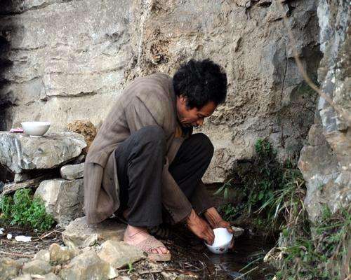 现实|男人被大山“压”30年，村民称现实版“猴哥”，让人无法理解