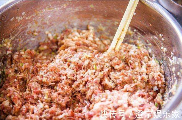 饺子馅|拌饺子馅时,只懂放油可不行,牢记4个窍门,饺子馅鲜嫩还多汁