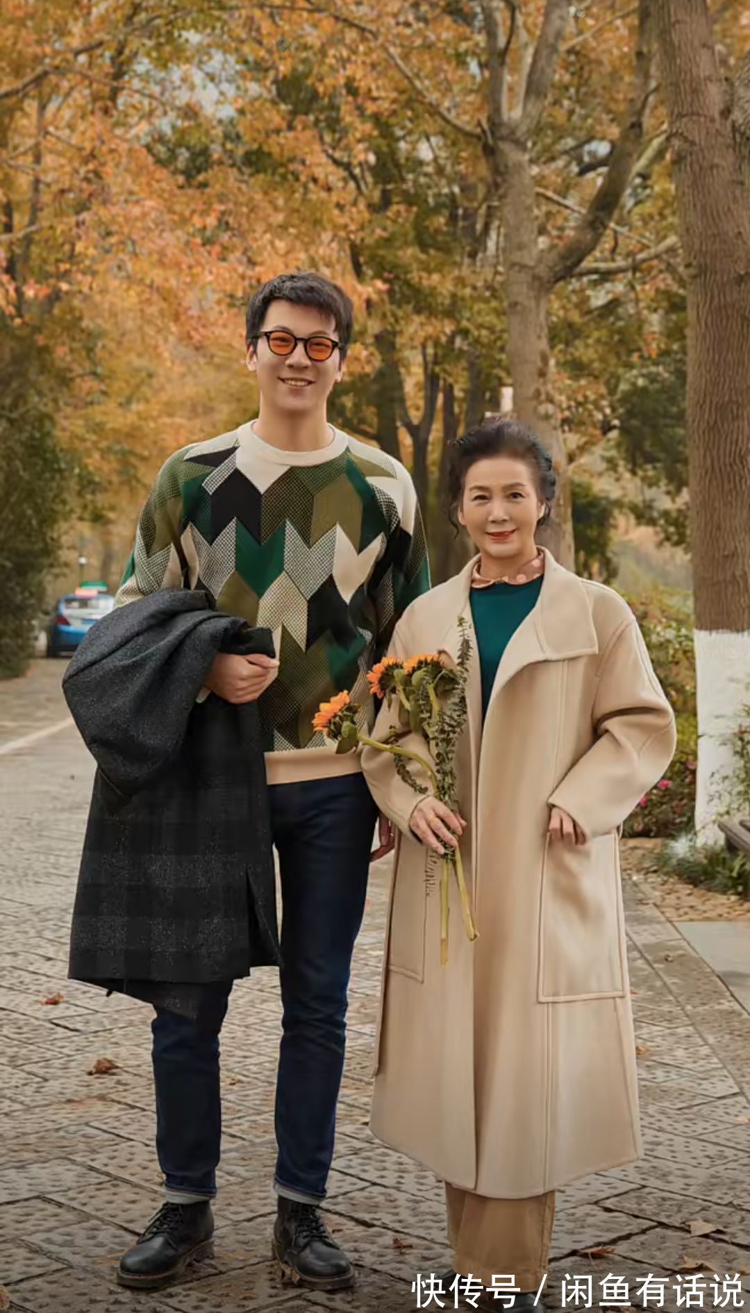 惊艳 65岁阿姨才不扮嫩,和1米9儿子穿亲子装出游太惊艳,我也不怕老了