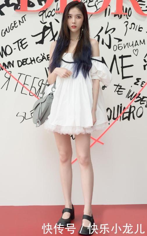 气质|白衣胜雪的两闺蜜,轻松秀出好身材,显气质又迷人