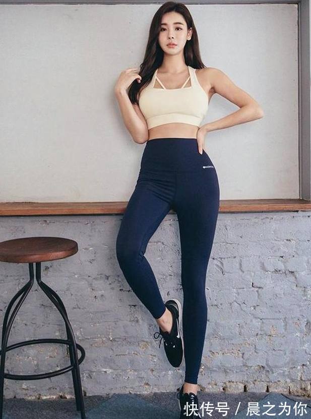 大长腿 身材匀称的打底裤美女,成熟又知性,更加时髦亮眼!