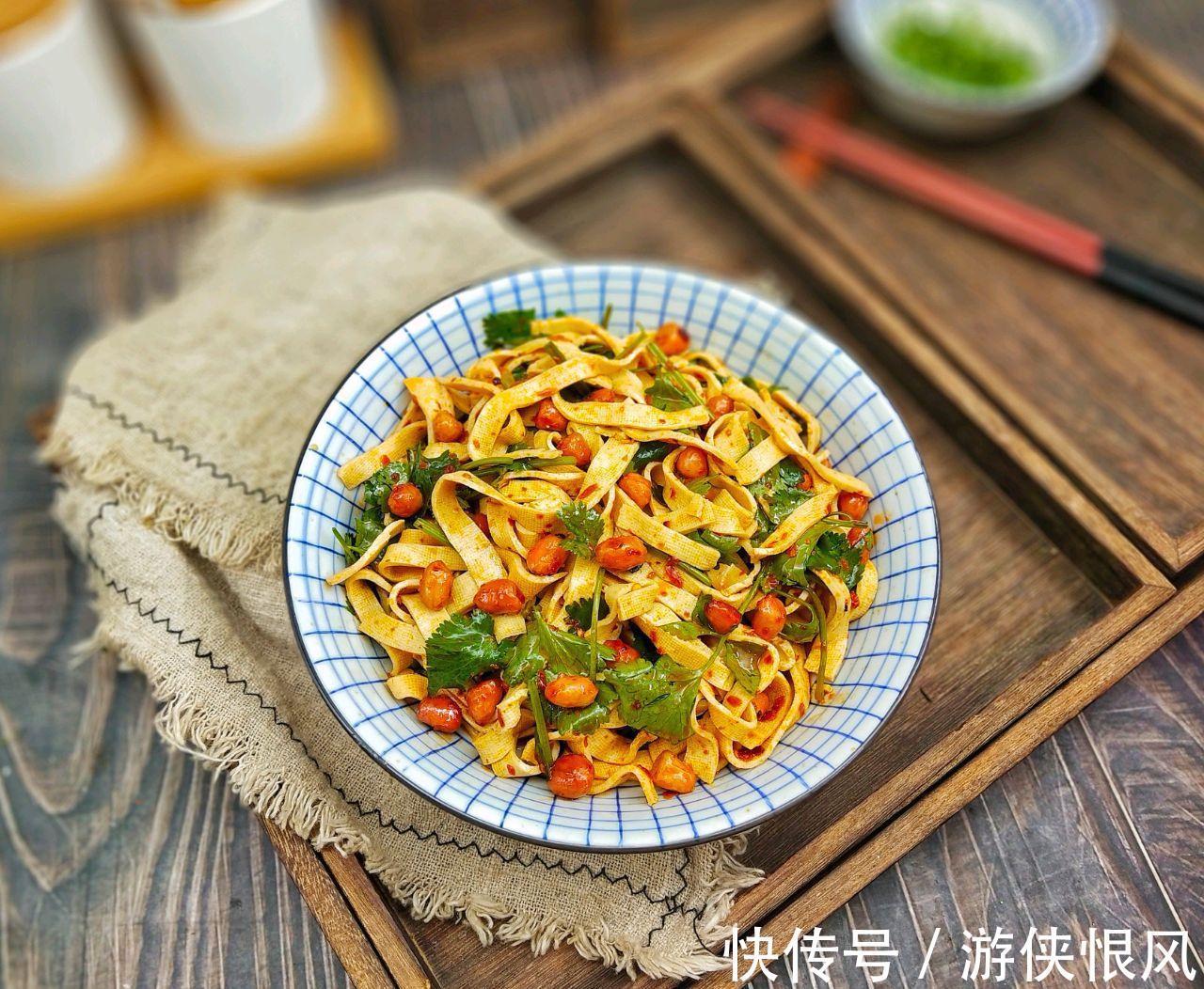 开胃小菜凉拌豆皮，简单拌一拌就上桌，家人百吃不厌