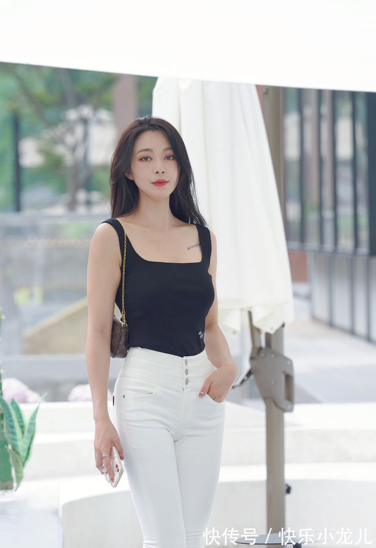 服饰 气质型的小姐姐通过服饰的搭配,穿出了高挑又靓丽的美