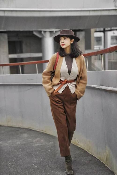  大衣|去年的大衣怎么穿学三木深驼色大衣配同色针织开衫，高级又时髦