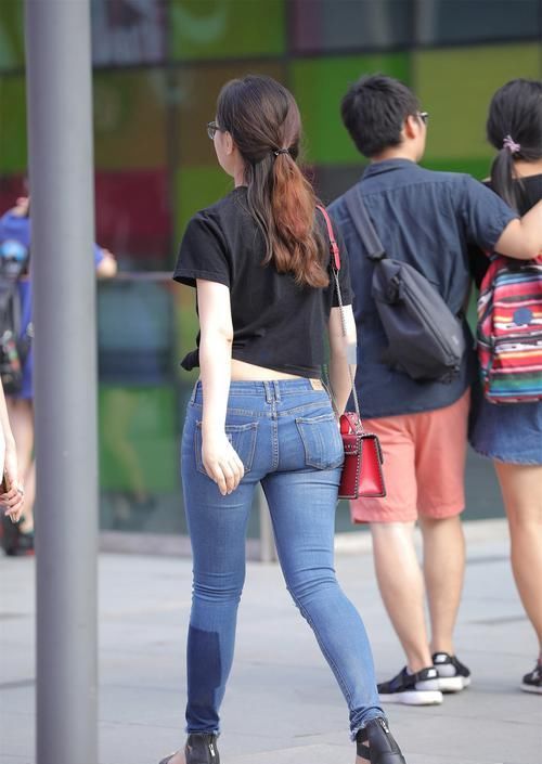  感强|短袖“绑”起来穿，设计感强，简单好看又时尚