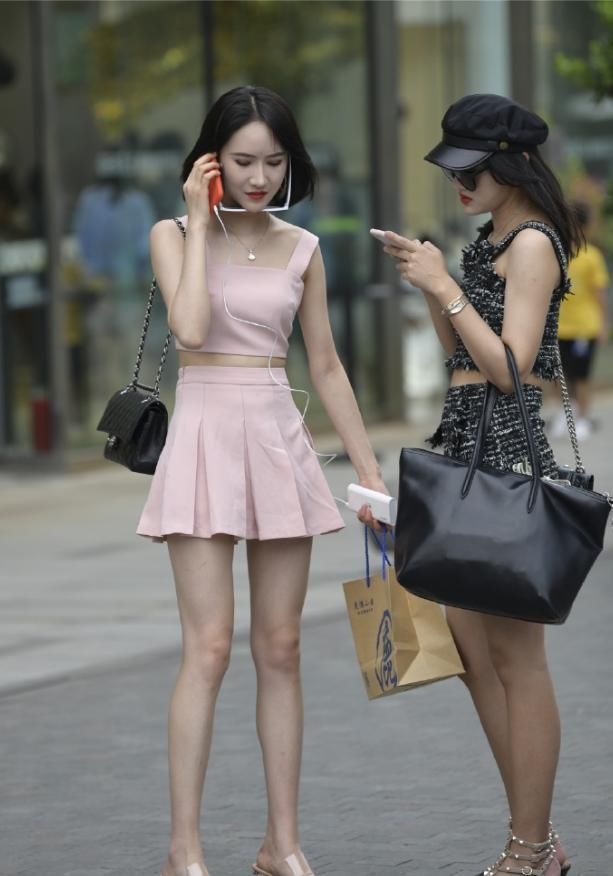 美女穿这么个性衣服逛街,不知道收敛点吗