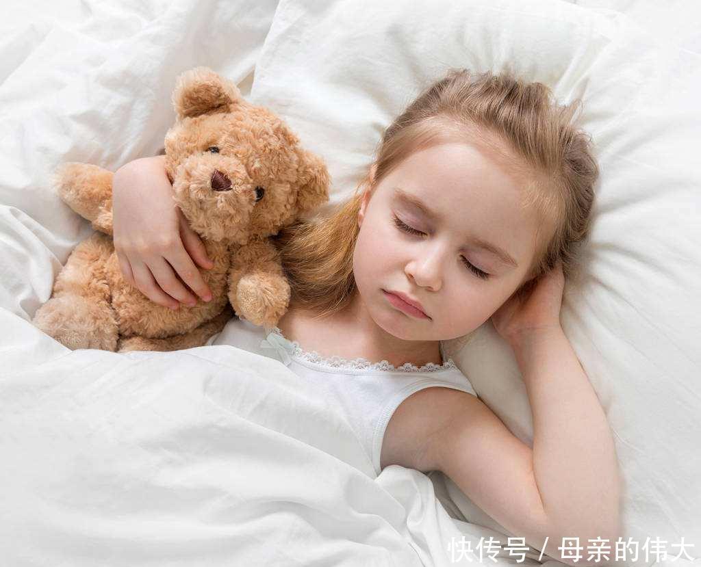被子|孩子睡觉时有这3个举动，暗示大脑发育快，长大后智商低不了