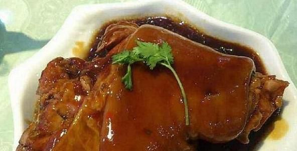 猪身上最好吃的两块部位,价格是排骨的一半,懂行人看见就买