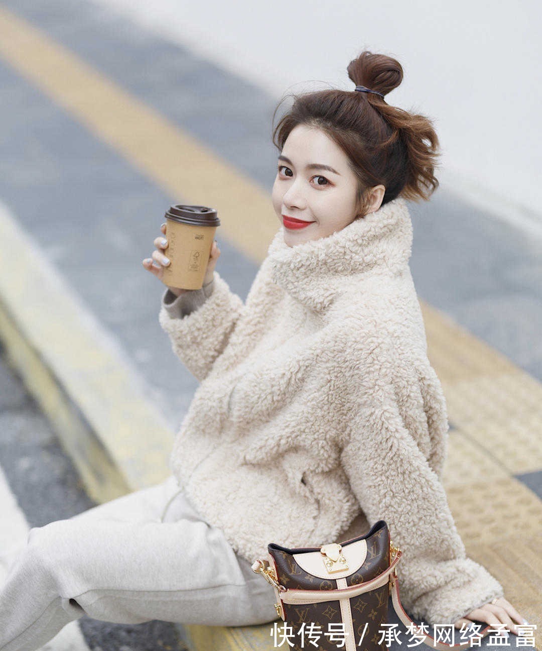 搭配 今年有种火叫杏色穿搭,毛绒外套搭配灰色长裤,高级时髦又显白