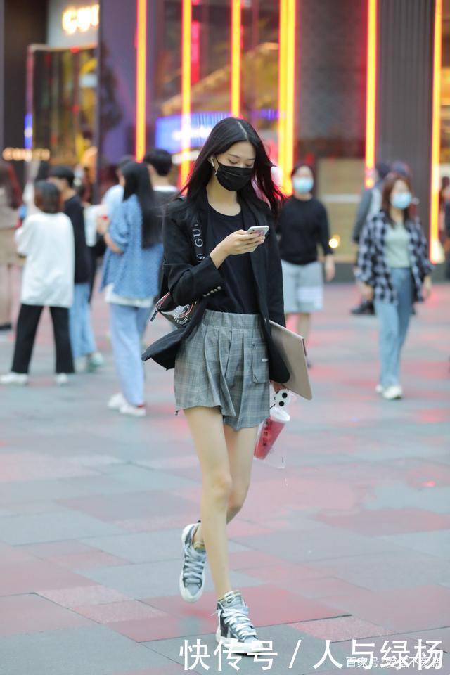 入秋后,尽量少穿裤子,今年流行“西装+裙子”,时髦又有范!