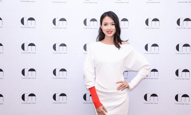 脸型|不愧是女神啊！美女身材短袖T恤外加黑色风衣，个性时髦