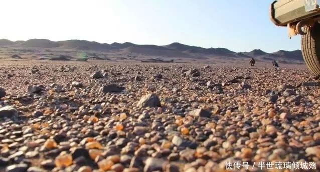 世界上最昂贵的石头,一克就值万元,女孩靠捡石头发家致富!