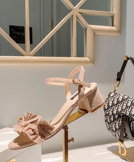 脚带 凉鞋不一定要选细跟的,粗跟不但稳健时尚还在众多细跟中脱颖而出