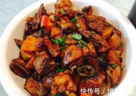 农家传统干炒鸡,做法简单用料讲究,鸡肉嫩滑入味有嚼头,解馋