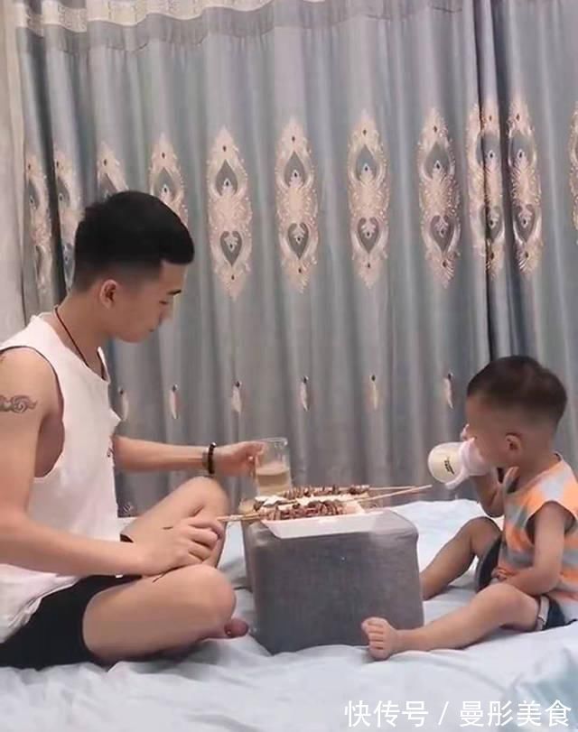 带娃|爸爸与儿子偷偷在家“聚餐”,妈妈看了不淡定,宝宝:感情深,一口闷