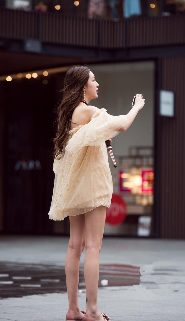 街拍:大波浪卷发小姐姐,一身潮流时尚的穿搭,女神范十足