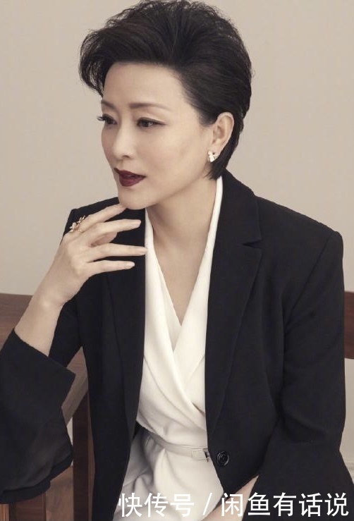 洋气|53岁杨澜越老越时髦，娃娃衫配纱裙不算啥，头上染一撮蓝毛才洋气