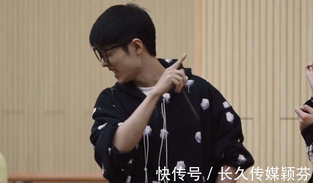 肖战|肖战话剧纪录片曝光,无实物表演吃东西被辣到,素颜出镜无包袱