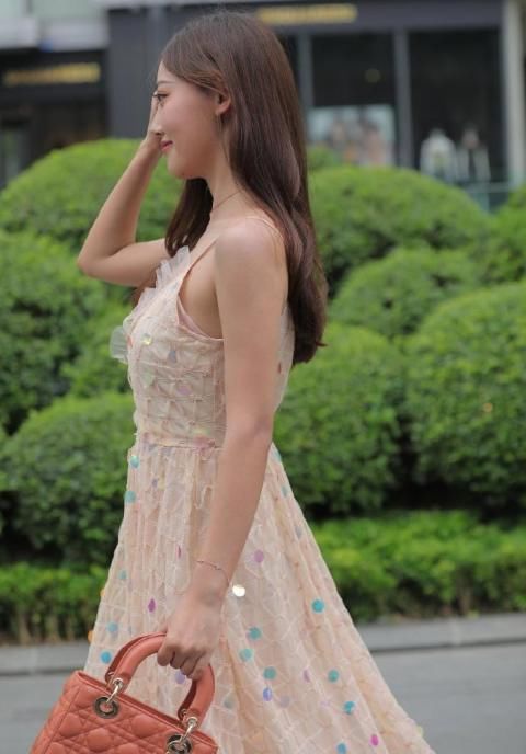 时尚美女的“亮片裙”，清新简单有魅力，让人过目难忘！