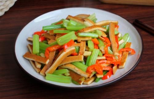 春天，多给孩子吃这菜，简单炒一炒，营养极高，孩子超爱吃