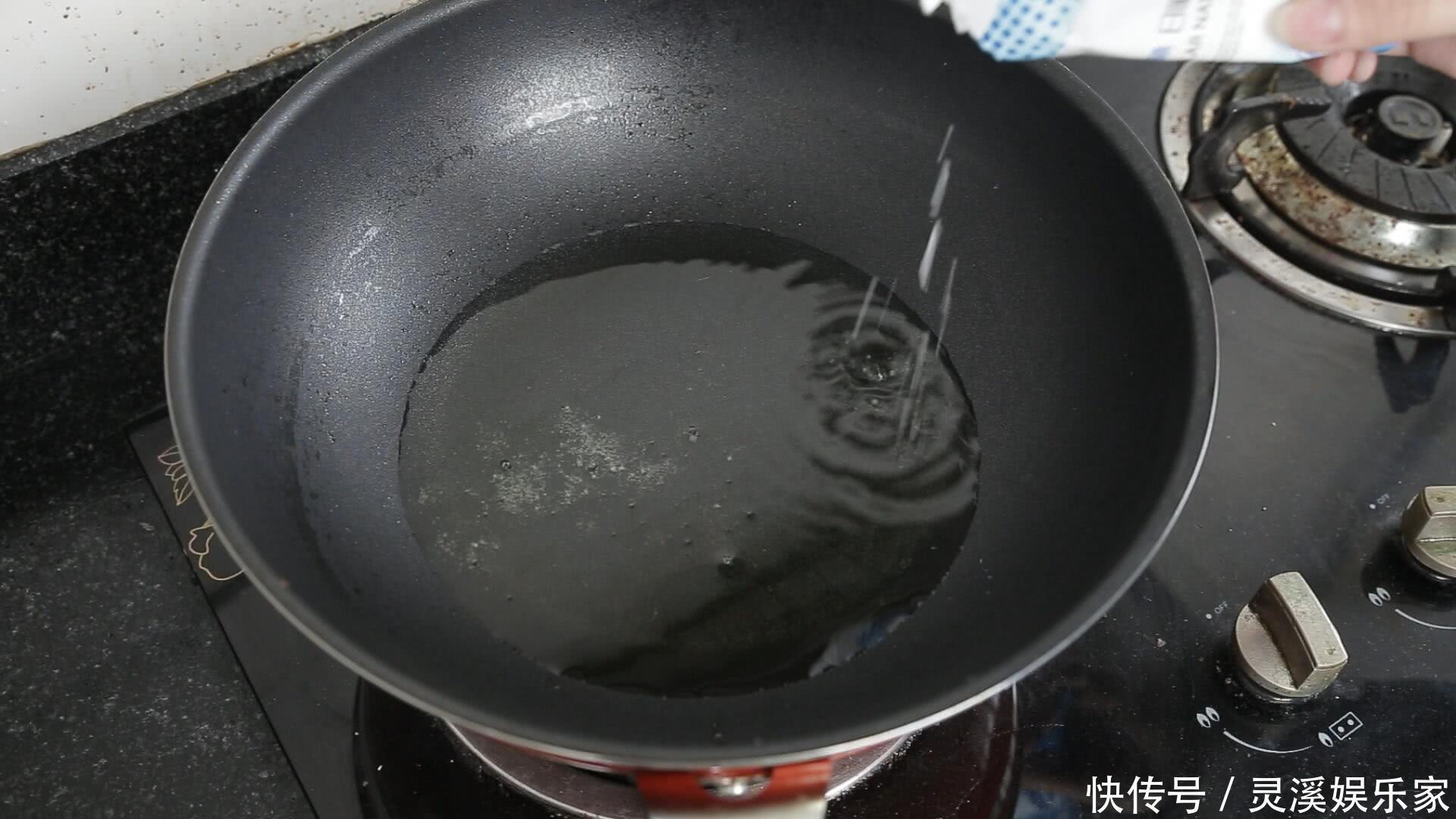 煎荷包蛋时，油里多放一样东西，荷包蛋又圆又嫩，0失误还不粘锅