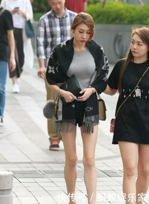 美女简单的穿搭,凸显不一般的身材