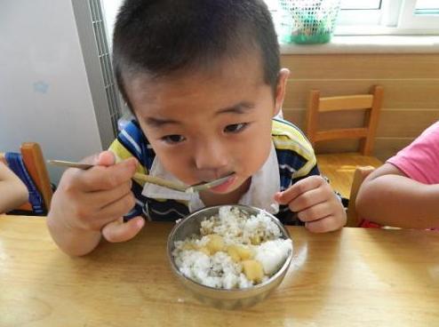 孩子|3岁孙女被鱼刺卡住嗓子,奶奶迅速的反应,被医生赞扬书没白读