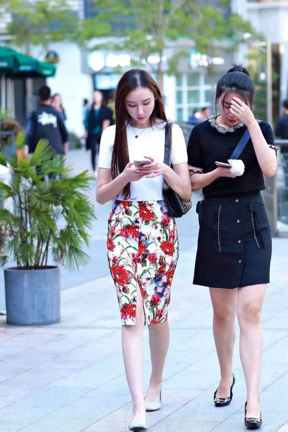 时尚|长发披肩的小美女,身穿个性连衣裙,时尚清新气质美