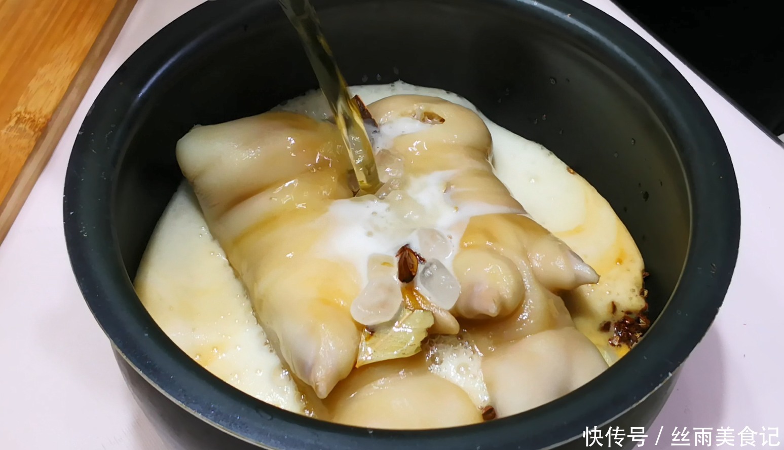 老婆|两猪蹄往电饭锅里一丢,不加1滴水1滴油,出锅后老婆和儿子抢着吃