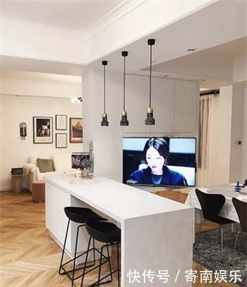 电视柜|不要在客厅装电视机背景墙了,聪明人都这样放电视,时尚又实用