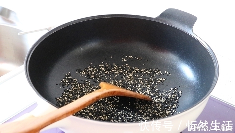 芝麻糖|它是“穷人的阿胶”,一斤十几块钱,隔三差五吃,气血两旺显年轻