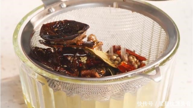 羊蝎子怎么做最经济,看看这个火锅底就全知道了,简单迅捷易上手