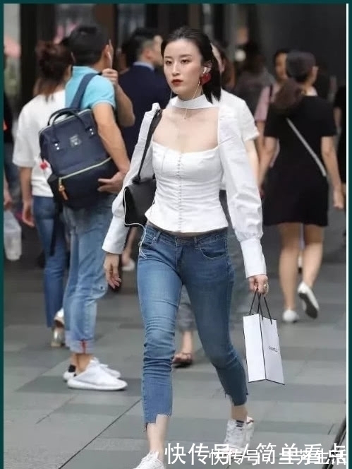 减龄 减龄的牛仔裤,简单不失潮流严密耐穿,提升时尚美感