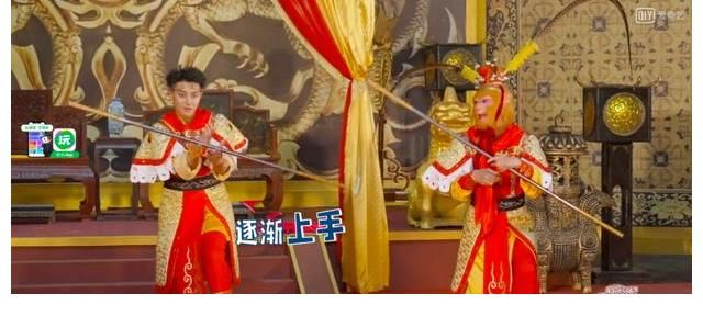 孫悟空|六小齡童馬德華合體登臺(tái)，網(wǎng)友看哭：齊天大圣也老了