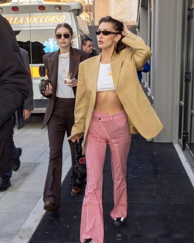 吊带|街拍,美女穿白色高腰款式的吊带上衣,更显娇俏动人