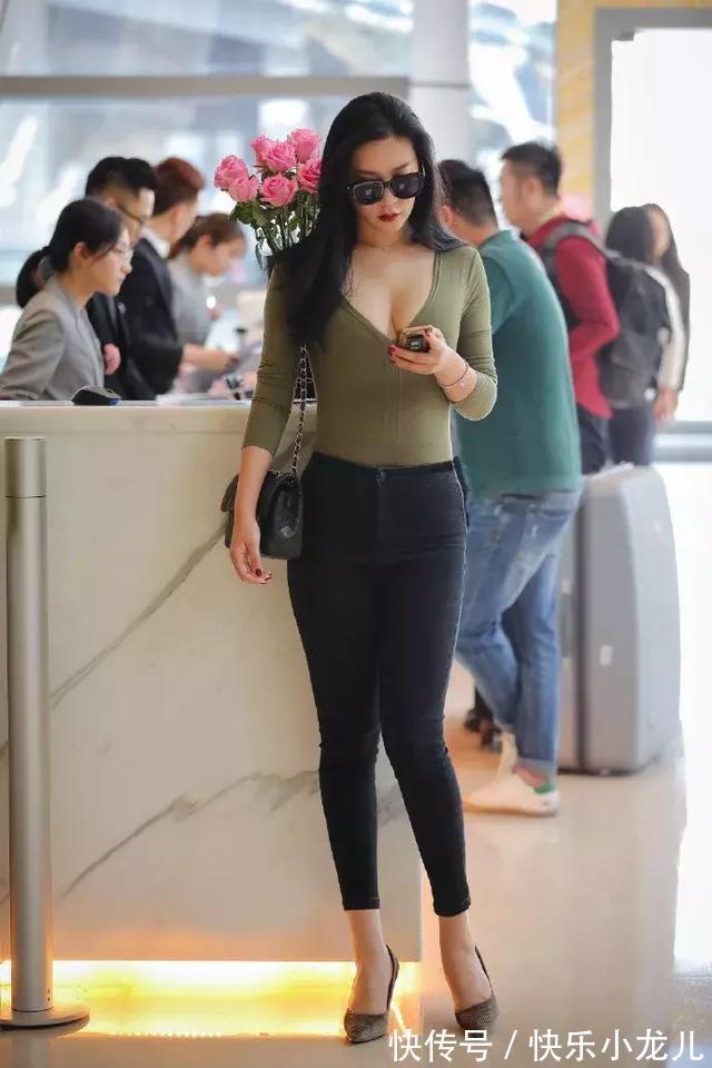 高跟鞋 紧身小脚裤,搭配紧身上衣,对于身材均匀的来说很是显腿长