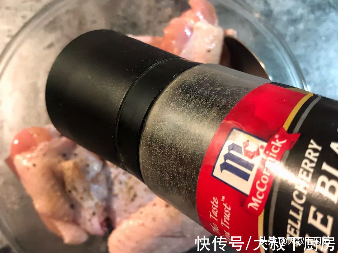 不油炸却超好吃！大叔教你椒盐鸡翅，咸香酥脆，做法也非常简单