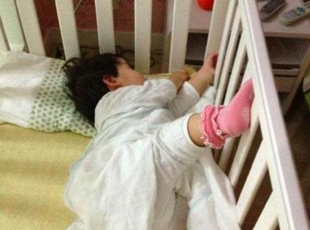 妈妈|萌娃半夜不睡被妈妈赶下床,宝爸幸灾乐祸躺沙发儿子,爸懂你