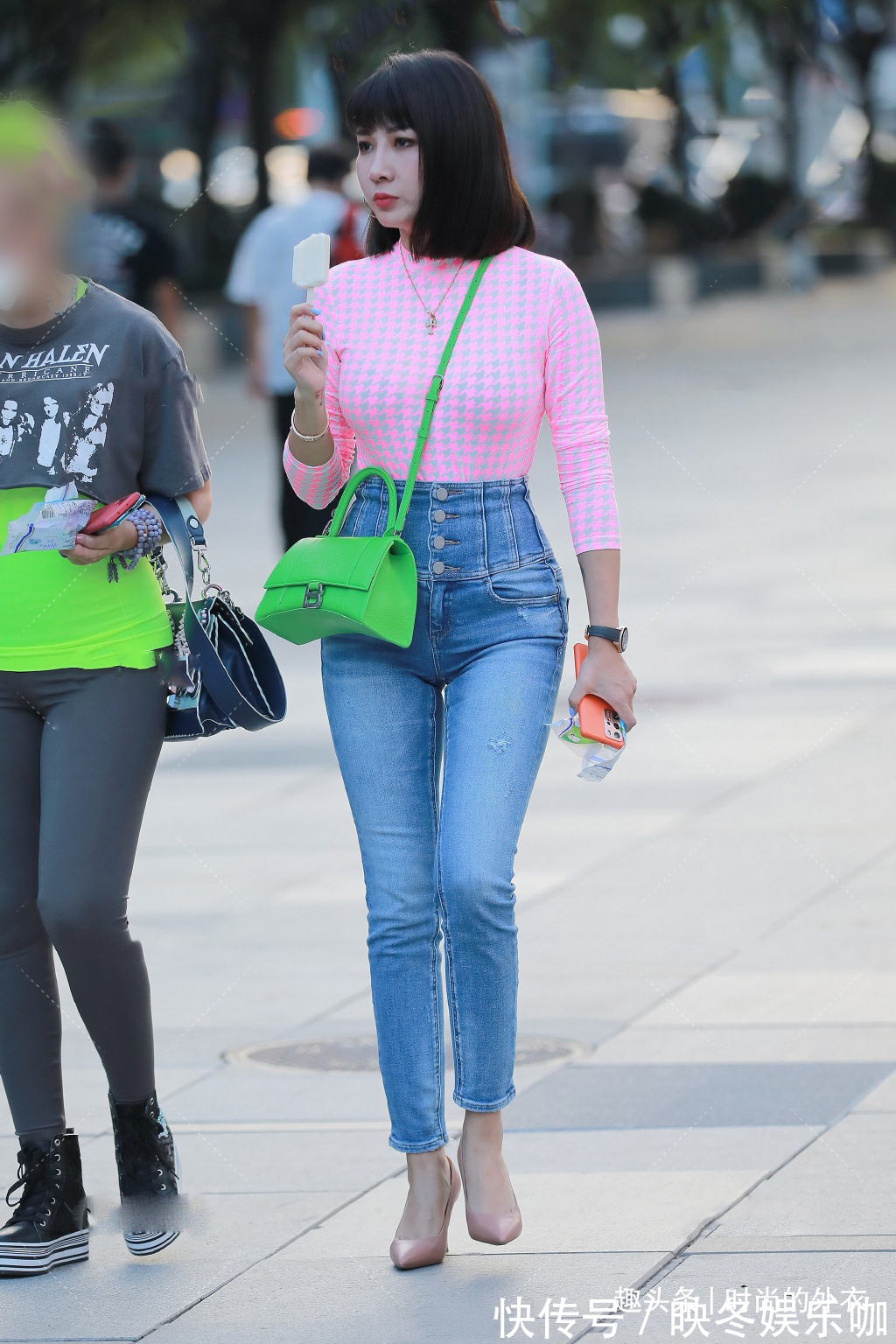 时尚女生 怎么把牛仔裤穿得时髦又亮眼?时尚女生会告诉你,选对上衣就行了