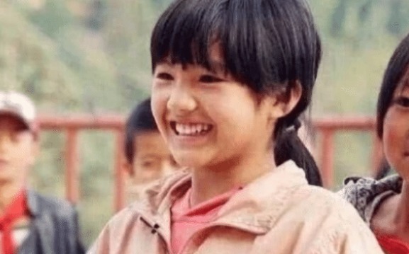 《变形计》最美乡村女孩:一到假期哥哥就接走她,被宠成了白富美