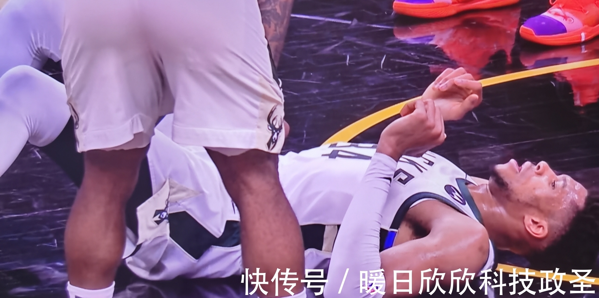 太阳|球迷计数声浪滔天,字母哥心态崩溃,两罚不中!太阳继续获胜
