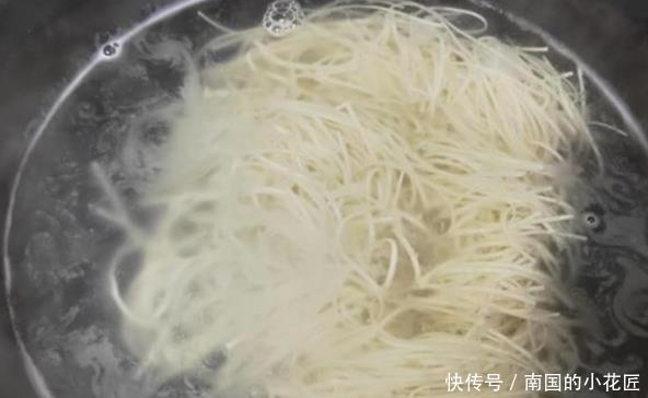 诀窍|煮面条最忌讳开水下锅,面馆师傅透漏“诀窍”,出锅爽滑又筋道