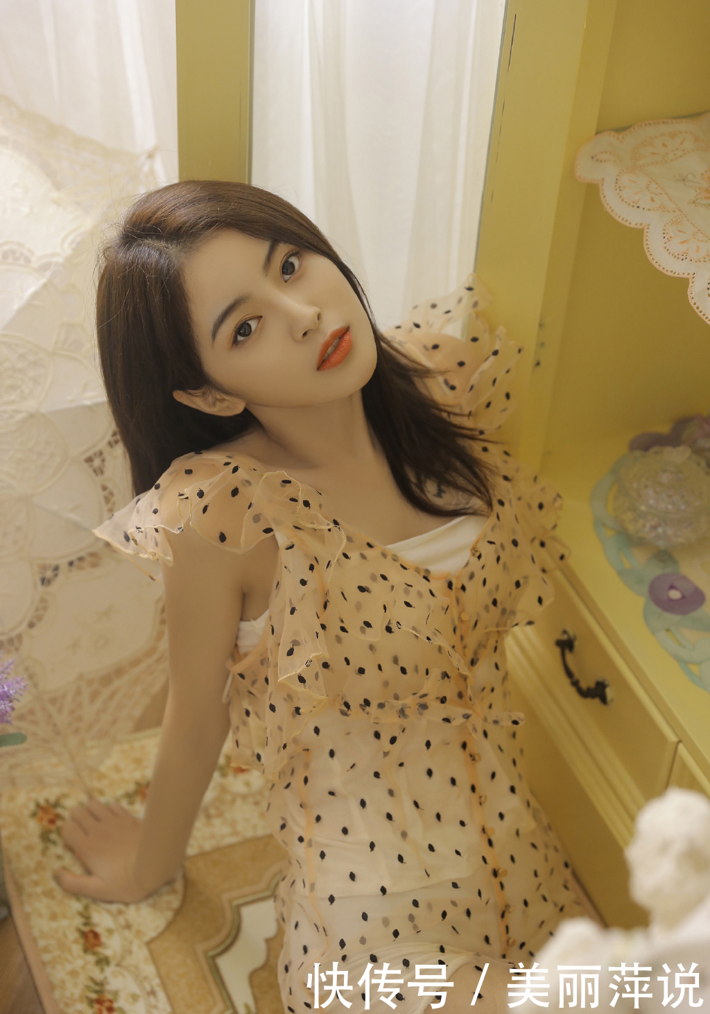 白嫩|美女写真透明纱裙美女白嫩美腿性感写真图片