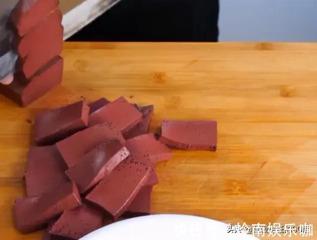 干辣椒|炒猪血，多放“2黄1红1绿”，炒出来的猪血鲜香嫩滑，关键无腥味