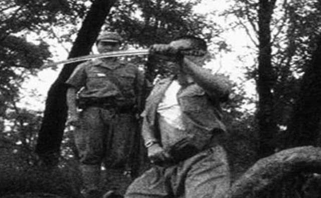 日本|日本武士如何剖腹?4张罕见照片给出答案,旁边还有士兵拿枪监督