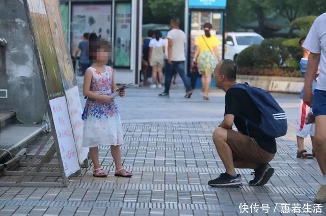 安全意识|父女俩到餐厅吃饭,到餐厅点了两道菜,老板听后偷偷到后厨报警