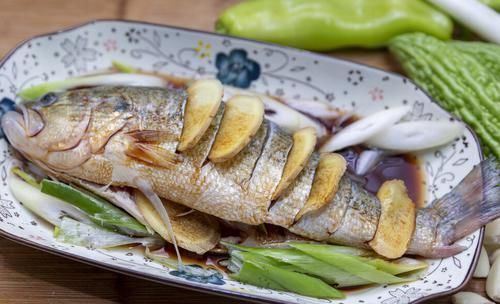 做清蒸鱼,用开水上锅还是冷水?教你正确做法,鱼肉鲜嫩没腥味