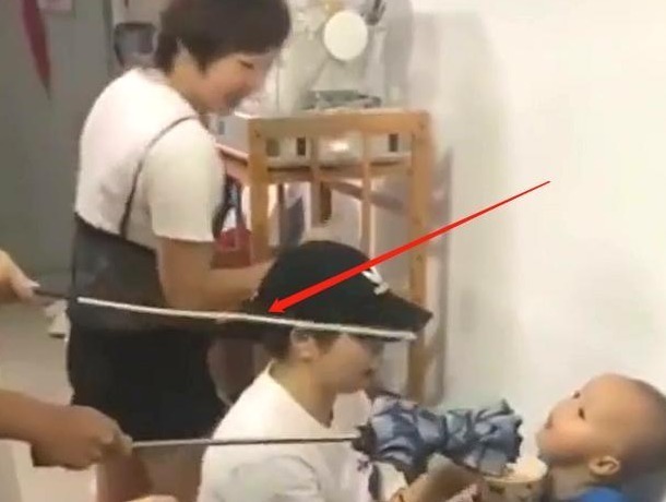 威胁|三位小姨协同宝妈喂饭,宝宝特别配合,网友:有人威胁就眨眨眼