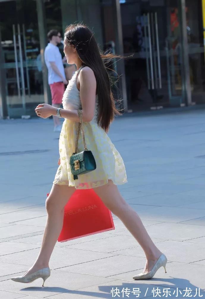 v领 雪纺面料连衣裙,轻轻松松穿出青春感,看起来是不错的选择