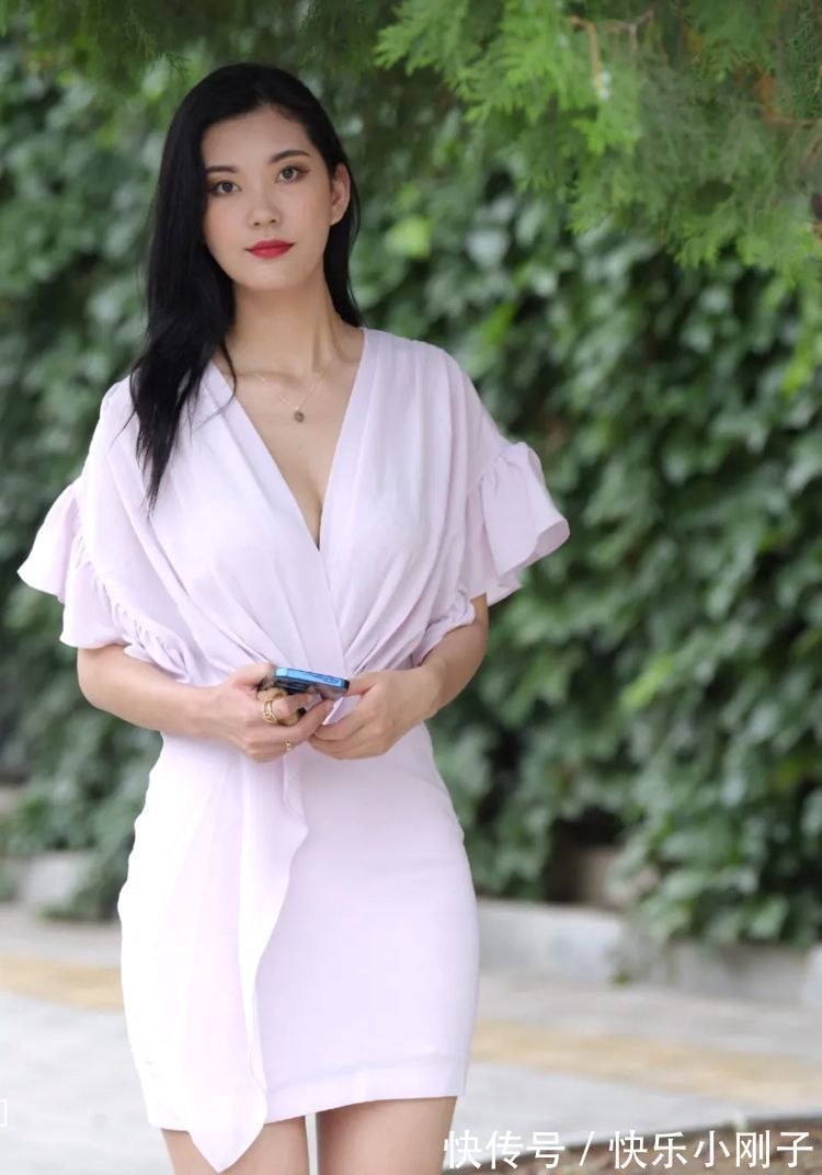 身材 小姐姐身穿V领连衣裙搭配高跟鞋,更显时尚优雅气质